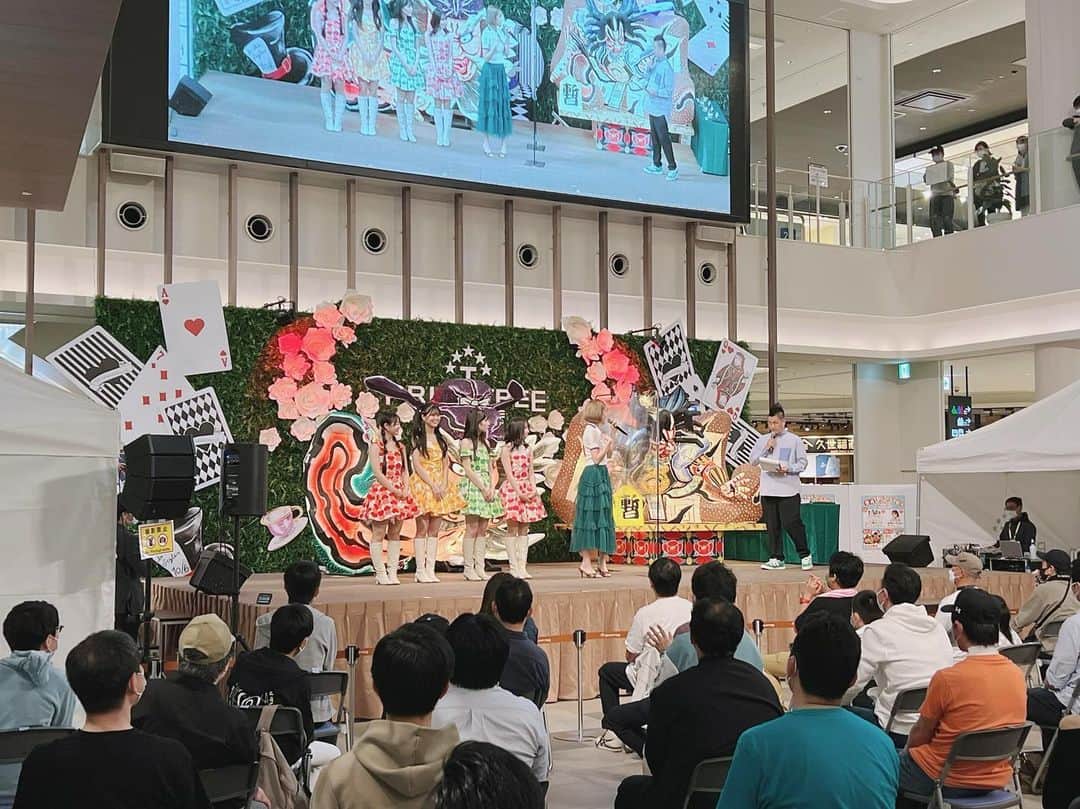 王林さんのインスタグラム写真 - (王林Instagram)「. 今日は愛知でトークイベントだったよ☺️（舘さんおじゃましました） 新体制りんご娘の初ステージを見守ることができて、よかった！ （やっぱりラブソルスタートだよね） 青森を直接みんなに伝える機会を頂けて楽しかったな🤤 farmerがいて、うれしくて心が溶けていきそうだったよ、 （写真撮ったfarmerも、三列目かな？にいたショートカットの女のfarmerも、行っちゃん前のfarmerも、言い出したらキリがないくらいみんなのことちゃんと見てたよ） 来てくれた皆さん、スタッフの皆座、川道さん、ありがとうございました🍏 すぐ帰らなきゃだったから、1人で一杯やって帰ったぜ😏 （こんきでおわるわけもなく、手羽先山ほど食べたよ） びっくりされるんだけど1人でどっか行ったりするのぜんぜんできちゃうタイプです🤡💚 （ネイルが伸びきってるのは頑張った証拠だね） （卒業ライブのためのネイル、変えるのがなんだか寂しくてね）  新たなりんご娘もよろしくお願いします🫡 （明日もリリイベ、RINGO FIGHT！！）  #味噌煮込みうどん 食べたかった #青森じゃわめぎ祭り」5月2日 23時23分 - ourin_ringoooo