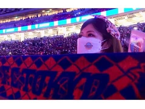 のインスタグラム：「⚽️DAZNやべっちスタジアム⚽️ 期待するっちのコーナーに #やべスタ 特派員として出演させていただきました🔵🔴 とっても出たかった企画だったのでうれしー😭❣️ ⁡  ホーム国立競技場で行われた FC東京×ガンバ大阪戦のレポート！ #70 アーカイブでもぜひご覧ください🙌 ⁡ ⁡ ルヴァンカップの時以来の新国立でした🏟 FC東京のツアーに同行させてもらい国立を探検して、キックオフ前には特別な演出が見られて、何より2-0での勝利は最高だったなー😆⚽️✨ あんなに土砂降りだったのに試合後には雨止んでたし笑☂️ ⁡  声をかけていただたサポーターのみなさんも ありがとうございました😊！ 今度は味スタで会えますように✊💕 ⁡  ⁡ #fc東京 #ガンバ大阪 #国立競技場 #新国立 #Ｊリーグ #dazn #やべっちスタジアム #アマラオ さん #石川直宏 さん #東京ドロンパ #ドロンパ #jleague #fctokyo #橘ゆりか #聖火台 #サッカー #ゴールデンウィーク #j撮り #サッカー観戦」
