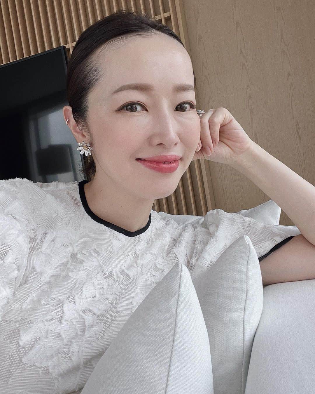 のインスタグラム：「100K🫣🤍🤍🤍  おはようございます✨ 今朝マネージャーさんからメッセージがあり、フォロワーさん10万人に達成していることに気が付きました！皆さまいつもありがとうございます🫶🏻💓💓💓  #love #gratitude #100kfollowers #🫶🏻 #akiweng #翁安芸」