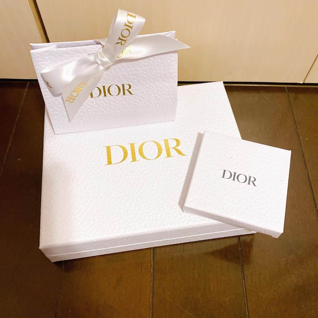 百合沙さんのインスタグラム写真 - (百合沙Instagram)「ファンの方からプレゼントいただきました🎁 中身の写真撮るの忘れた😂笑 スマホリング、あとコンシーラー、あとトラベルグッズ✨ スマホリングつけたくて携帯変えました🤣 まだ届いてないけど🤣 いつも本当にありがとうございます😭🙇‍♀️  #Dior」5月3日 10時21分 - dorado.yurisa