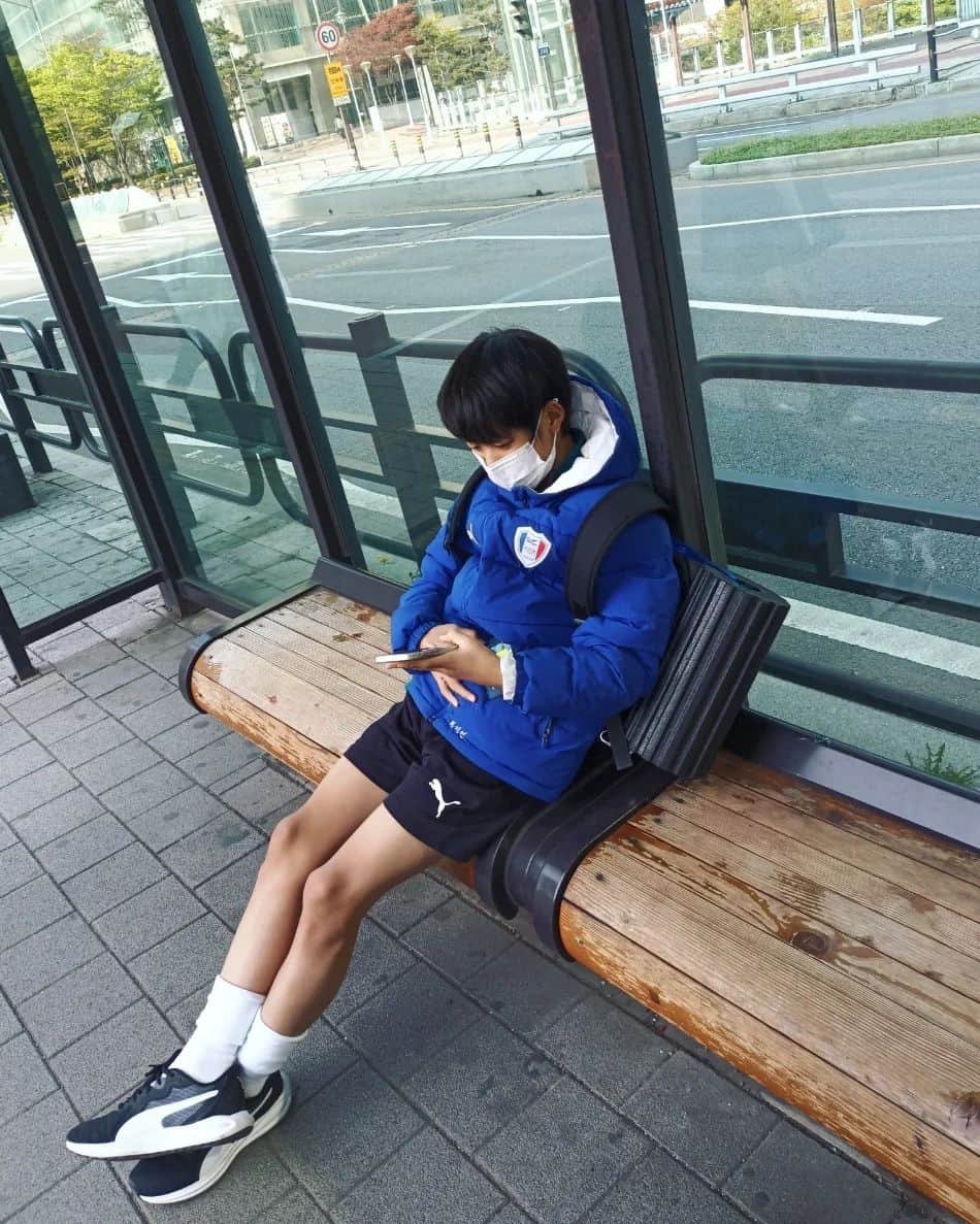 阿部美穂子さんのインスタグラム写真 - (阿部美穂子Instagram)「💜韓国では 昨日から条件付きで 屋外でのマスク着用義務が解除され ました。とは言え、まだまだ NOマスクへは みんなの努力が 必要のようです。 学校生活も体験学習や修学旅行が 再始動、「来週 運動会だって」 と次男🙋‍♂️🏓 少しづつ戻ってくる日常生活への 準備も念入りに🌷  #韓国 のネットショッピングで1分で 完売!?したという大人気化粧品!!👀 #ティルティル#2週間前の桜#🌸#新緑 #티르티르#🎁고마워요#광채 탄력 피부로~ #콜라겐마스크#늘함께💜#tirtir」5月3日 10時34分 - miiko904