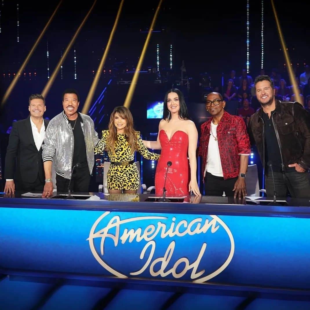 のインスタグラム：「Ya dawg is back for one night only to celebrate the 20th season of @americanidol 💯 Feels great to be with my old fam @paulaabdul & @ryanseacrest 🙏🏾❤ tune in to @abcnetwork tonight!」