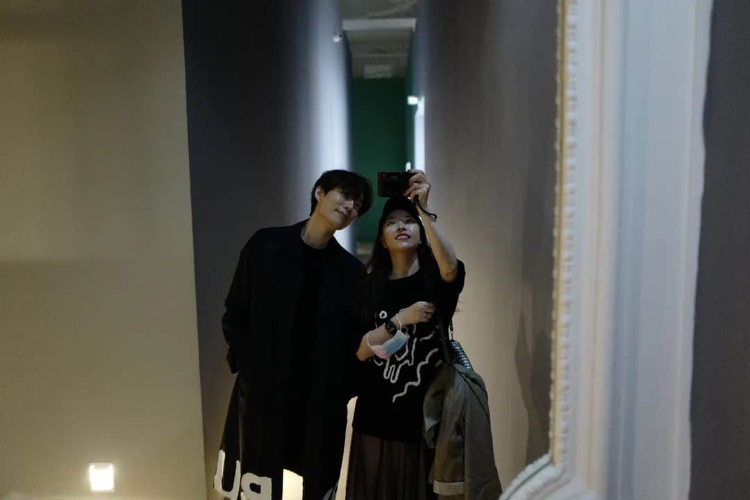 シム・ウンジンのインスタグラム：「역시 거울셀카는 화장실 앞에서!!😅😅 #오르세미술관  #muséedorsay」