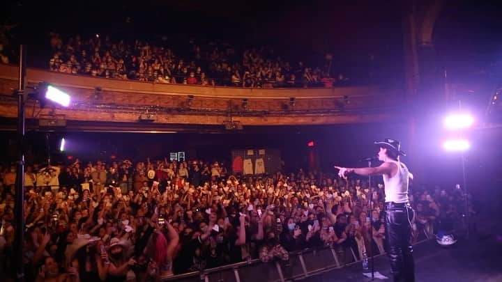 ジョニー・オーランドのインスタグラム：「montreal thank you for singing every word with with me ! we actually broke the record for the loudest show they’ve ever had at the venue…120 db !!! 😭」