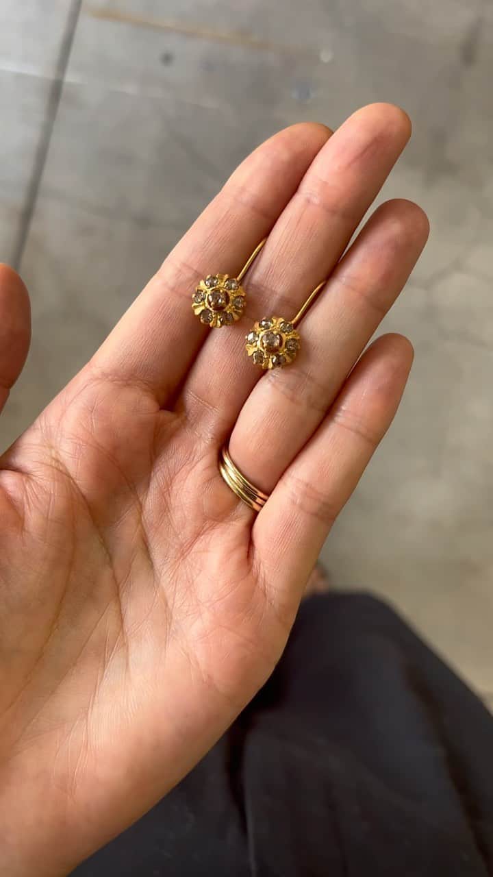 チャンルーのインスタグラム：「Giveaway Alert ✨✨ Win a pair of our Champagne Diamond earrings to gift the mom in your life for Mother's Day! Here's how to enter: 1. Like this photo and follow us @chanluu. 2. Tag the mom in your life in the comments section of this post. 3.  Subscribe to our newsletter for a bonus entry. Link in bio.  *Giveaway closes at 11:59pm PST on 5/2/22. The winner will be contacted via DM. The winner must be 18 or older and reside in the United States. No purchase necessary to enter. Entrants must follow terms for entry to be considered.」