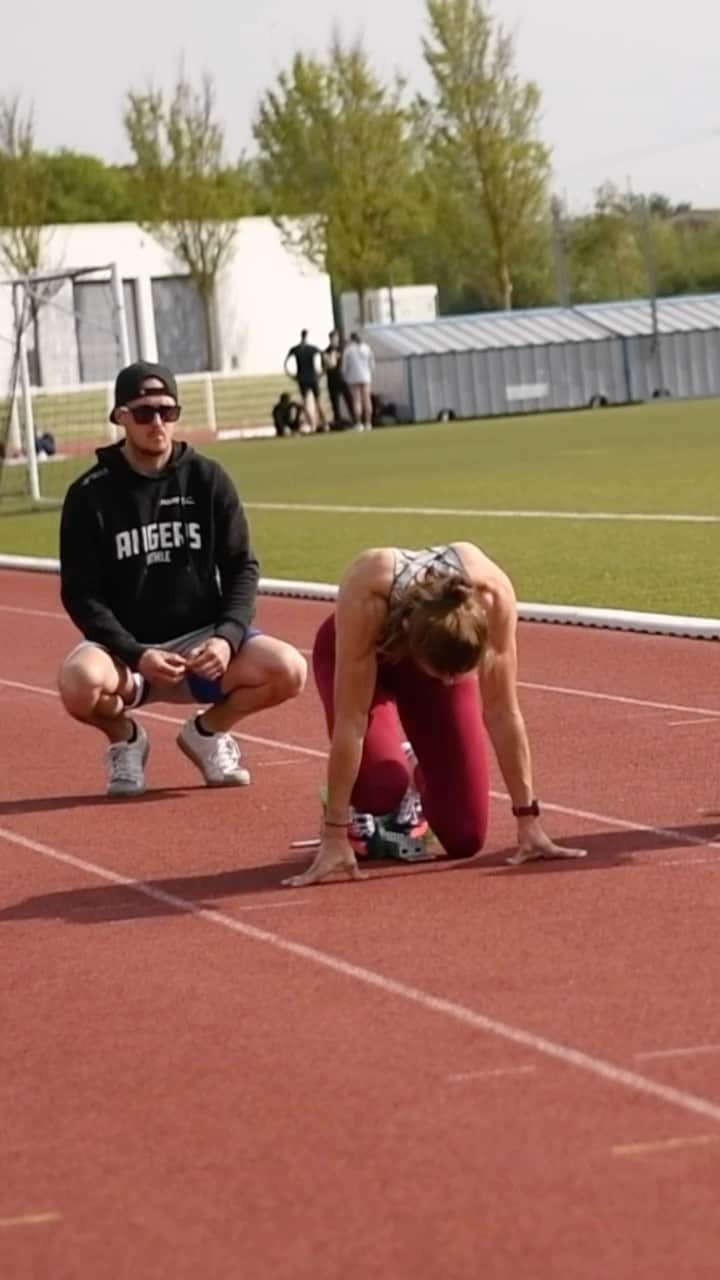 Amandine BROSSIERのインスタグラム：「Tous les jours je m’entraîne pour devenir la meilleure version de moi-même 😈 Petit retour en vidéo sur mon stage sur l’île d’Oléron que j’ai pu réaliser avec mon coach @sullivanbreton & @jonasbourgeais pour préparer cette saison estivale ! ☀️  🎥 @theobarillerk  #LaDalleAngevine #Athletic #Sprint #SportWoman #MondayMotivation」