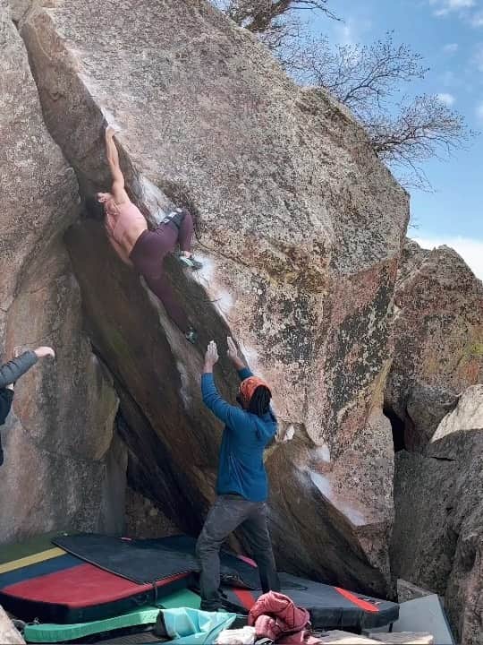 ニーナ・ウィリアムズのインスタグラム：「Arrowhead Arete ✅ All thanks to a psyched crew and a momentary suspension of disbelief around anti-style squeeze boulders. Could not touch this thing a few years ago. I think partial credit goes to my tweaked pulleys that made me focus more on glute and wide-lat workouts 🍑💪🏼 but mostly to the spots and stoke from @whoop_darious @m_sncz and Luella! 🙏🏻🙏🏻 Cheerz!!  #climbing #bouldering #morrison @organicclimbing @thenorthface_climb @scarpana @gnarlynutrition」