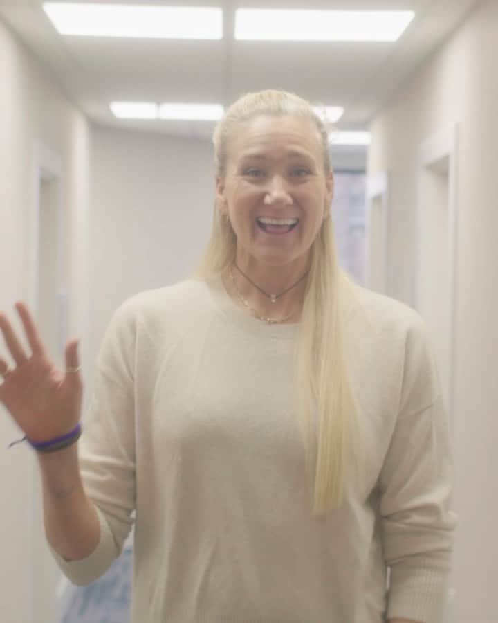 ケリー・ウォルシュ・ジェニングスのインスタグラム：「As an athlete, I’m all about being natural and feeling my best. In fact, I don’t use a lot of chemicals to take care of my skin. This is why I love triLift. It’s a one of a kind treatment that can help you fight aging by utilizing your own facial muscles. I am a fan of this treatment and I am grateful for such technology where I can proactively support the natural aging process. #Lumenis #triLift  Thank you @lumenis.aesthetic.us ! Thank you #triLift ! #LumenisPartner」