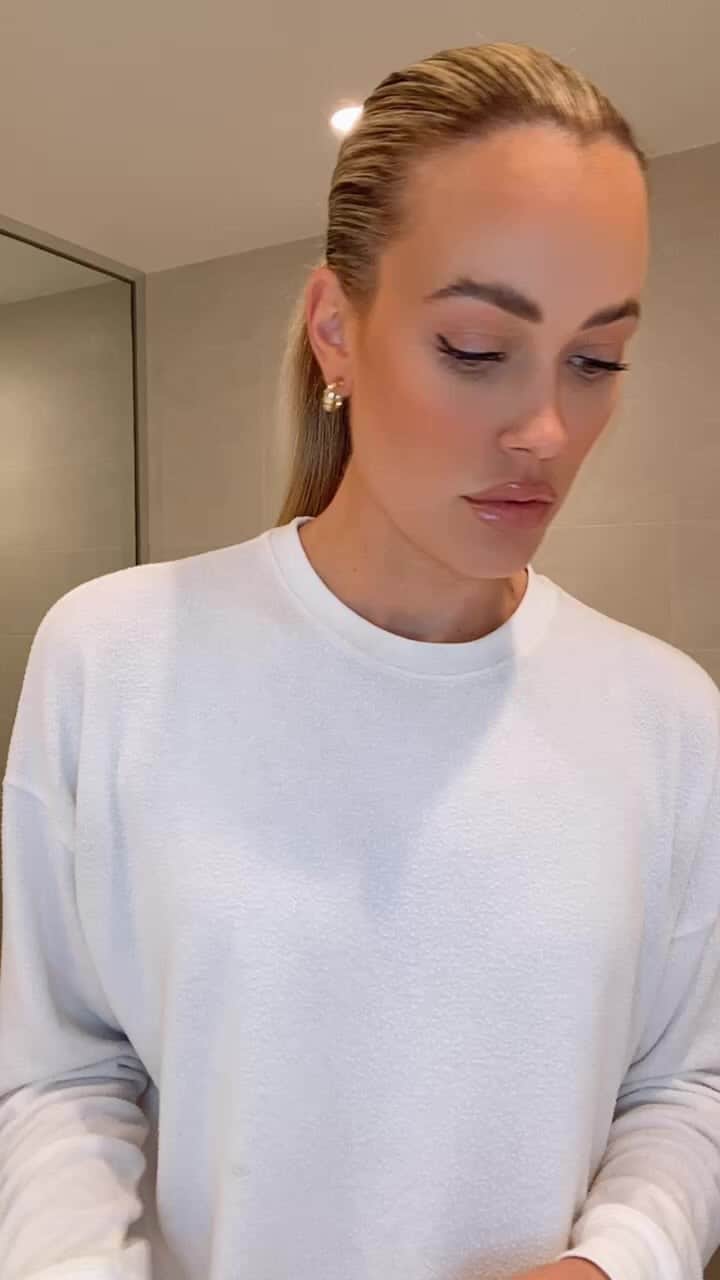 Peta Murgatroydのインスタグラム：「🎥LIVE with all my favorite people talking everything @petajanebeauty 🤎  Thank you for your uber valid questions and thank you for always supporting my family ❤️  Click the link in my bio OR Go to PetaJaneBeauty.com to get yours!!  P.S. Look out for the Shai cameos 🤪」