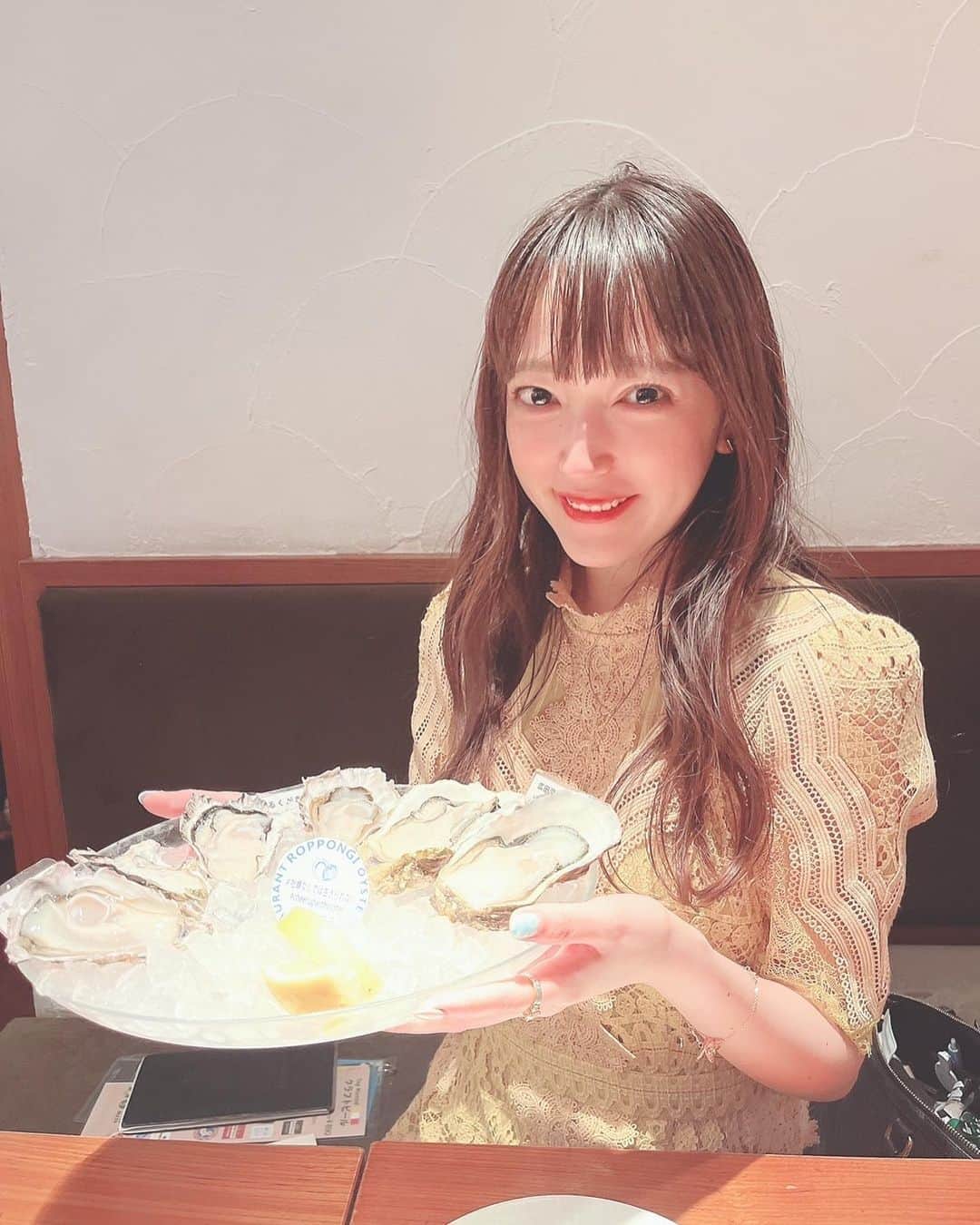 中村優香さんのインスタグラム写真 - (中村優香Instagram)「おはよう☀ 今日は5：30に起きてせっせとおにぎりをにぎにぎ🍙 ゴールデンウィークと言えば海です🏖  昨日はオイスターバーに行った♡ 六本木デートなんていう大人なことをやる年齢になってしまった、、🫢🫢  #yuuka🐶 #ビジョビ #ビジョビジョ #ゴールデンウィークの過ごし方 #六本木デート #ostrea六本木 #牡蠣スタグラム」5月3日 7時21分 - yuuka0710reia