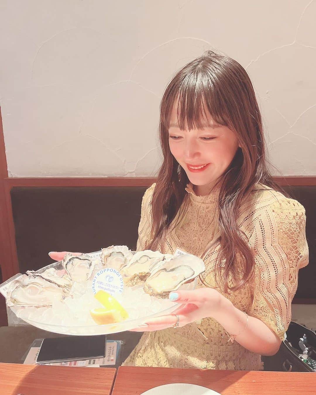 中村優香さんのインスタグラム写真 - (中村優香Instagram)「おはよう☀ 今日は5：30に起きてせっせとおにぎりをにぎにぎ🍙 ゴールデンウィークと言えば海です🏖  昨日はオイスターバーに行った♡ 六本木デートなんていう大人なことをやる年齢になってしまった、、🫢🫢  #yuuka🐶 #ビジョビ #ビジョビジョ #ゴールデンウィークの過ごし方 #六本木デート #ostrea六本木 #牡蠣スタグラム」5月3日 7時21分 - yuuka0710reia
