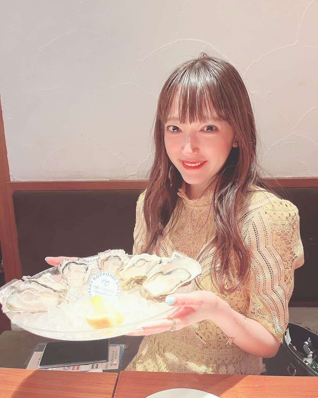 中村優香のインスタグラム：「おはよう☀ 今日は5：30に起きてせっせとおにぎりをにぎにぎ🍙 ゴールデンウィークと言えば海です🏖  昨日はオイスターバーに行った♡ 六本木デートなんていう大人なことをやる年齢になってしまった、、🫢🫢  #yuuka🐶 #ビジョビ #ビジョビジョ #ゴールデンウィークの過ごし方 #六本木デート #ostrea六本木 #牡蠣スタグラム」