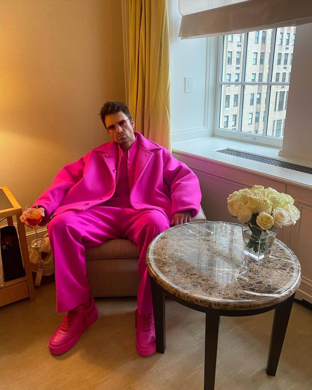 セバスチャン・スタンのインスタグラム：「Spring time in New York 🗽 #Valentino #MetGala #MetInAmerica   @maisonvalentino  @pppiccioli  @mjonf @jamie_grooming @esmeraldabrajovic  @f3nardi  @moscotnyc  @instagram  @themarkhotelny  @metmuseum」