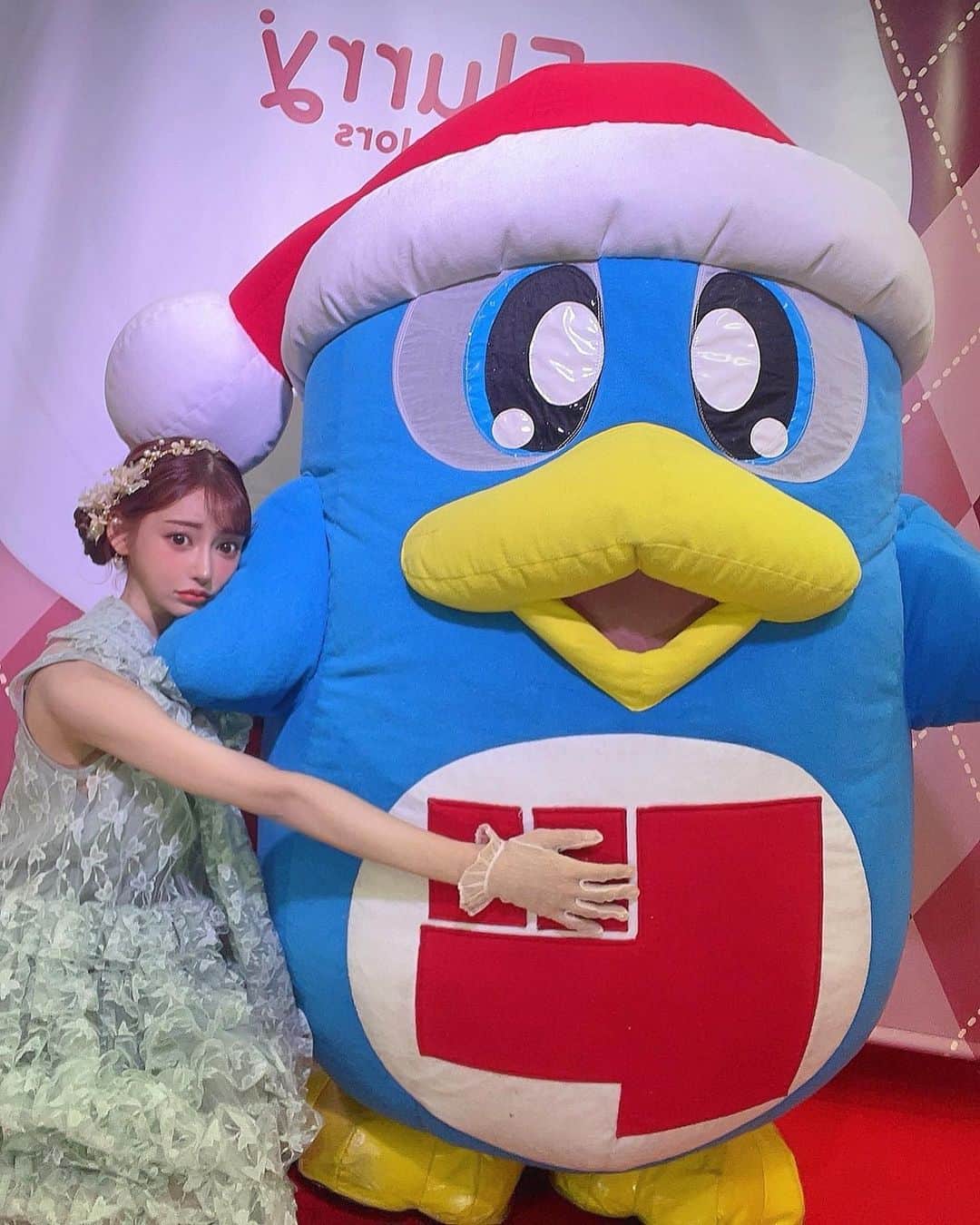 明日花キララのインスタグラム：「おはようございます たいせつなお友達ができました🐧💙 #bestfriends」