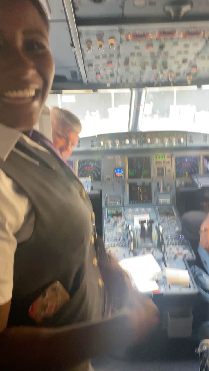 アンソニー・アンダーソンのインスタグラム：「I’ve just boarded SOUL plane! We about to have some fun! Only on @delta #justakidfromcompton #huskyandhandsome #bigzaddy #deltaairlines #deltaone #delta」