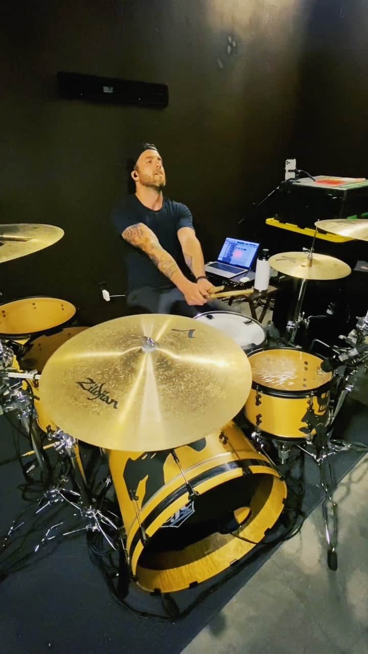 リアン・ドーソンのインスタグラム：「I was playing drums today and forgot how damn fun this song is and then realized I never posted the full playthrough of it to my page. Dumb me. In other news we’re getting close to live shows and my heart can’t take it. I miss all of y’all so so much - nothing can compare to playing on stage for such an amazing fanbase. Love you all. Can’t wait to send some sonic wavez through your earlobe holes.」
