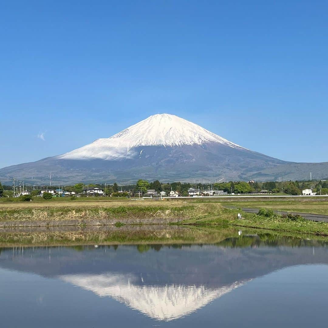 ピエール北川のインスタグラム：「🗻 おはよう富士山！ 久々の逆さ富士もゲットです😍 今日も一日頑張りましょう！！ #supergt #mtfuji #富士山」