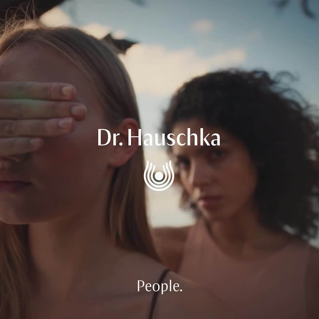 Dr. Hauschka Japan ドクターハウシュカのインスタグラム：「"触れること、触れられること。 どちらも多くのことを意味します。手に触れるだけで、言葉を交わすさずとも気持ちが伝わります。 あなたの手に触れる、あなたが私の手に触れる。触れるということ。それは、人と人がつながる唯一無二のジェスチャーです。 #careforwhatyoulove"」