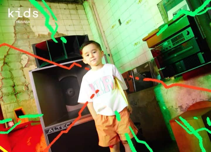 サム・ハミントンのインスタグラム：「These kids!  이 멋쟁이들!  @musinsa_kids」