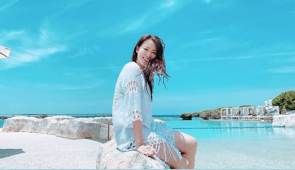 植田早紀のインスタグラム：「My birthday♥︎  今年もお陰様で無事に Level upする事ができました♥︎  昨年はコロナ禍真っ只中で どこにも出かけられない日々が 続きましたが、 今年は少しずつ緩和され 旅行先で誕生日を迎える事が できました。 当たり前の生活はないと 改めて感じさせられます。 まだまだ気を抜けない状況ですので、 皆さんも充分なケアをして 元気にお過ごしください。  今年から新たな挑戦をしようと、 再び大学生になりました🌸 3月に栄養士になり、 10年前に想像していた未来とは 違うけれど、 どんな未来も 楽しみたいと思います😌✨  今年もどうぞ 宜しくお願いします♥︎  #ありがとう #誕生日 #birthday #okinawa」