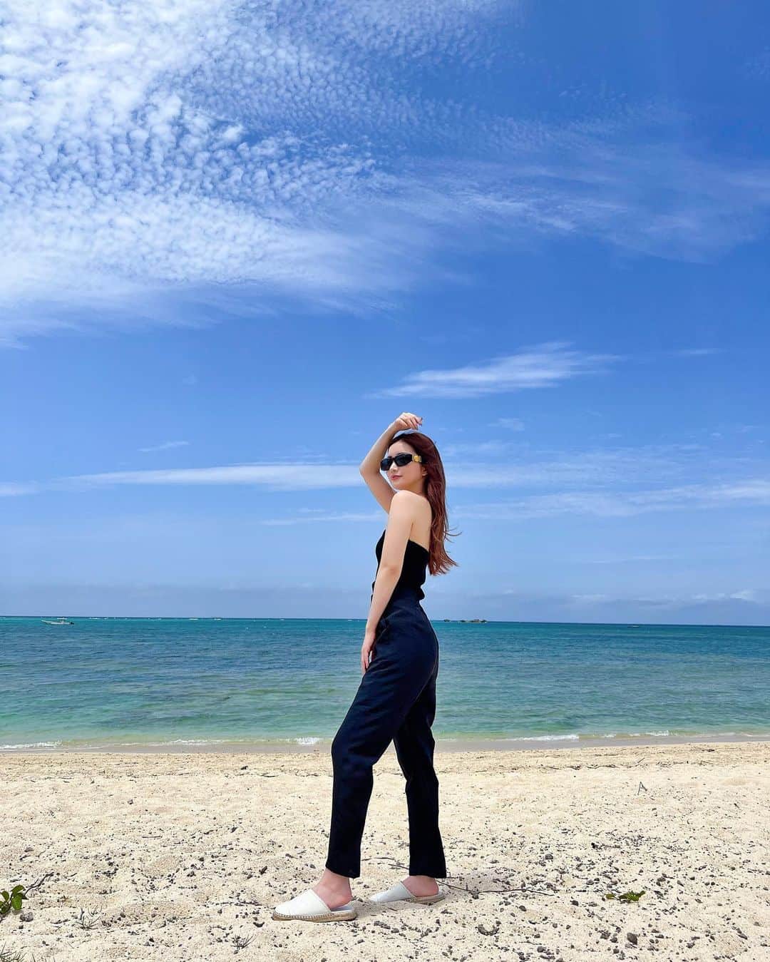 南りほのインスタグラム：「みんなgw何してる〜？ 沖縄の海で撮った写真、眩しすぎてほぼ目空いてないけど綺麗すぎたよ😎 海行きたい🏖」