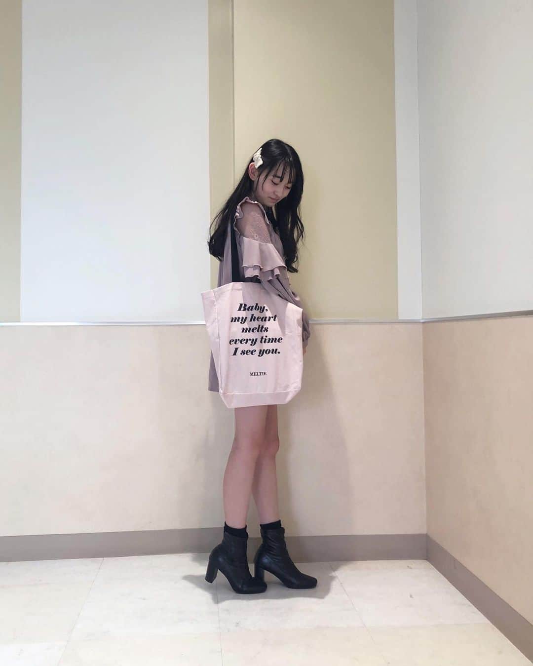 のインスタグラム：「完売で買えなかったトートバック‪︎‬︎❤︎ 展示会の時にgetできました‪⸜‪‪☺︎‬⸝‬‪‪ * * * * #可愛い#トートバッグ#bag #pink#meltie  #longhair#巻き髪 #Instagram#girl#april #八木珠梨#juri#じゅり#jc3#07#学生#♥」