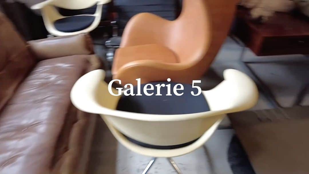 Chinamiのインスタグラム：「どうやら「Galerie 5」を立ち上げるそうです。スタートアップやいかに🌱  21年前、「一緒に人生を作りましょう」「あ、それはいいアイデアですね」と、流れるように始まった日々。 どんな小さな出来事、ささいなことにも沢山の意味が含まれていること、周りにいて下さる方々への感謝、偉大なる自然への感謝、そしてそして繋がってくださる皆さまへの感謝を忘れることなく後半の人生も学びながら歩んでいきましょう...そんなふうに気持ちを引き締めているところです。  動画については、先日ブリュッセルで開催されたデザインマーケットの様子です。親愛なる吉川君が同行し、撮影してくれたもの。夫は現地の仲間たちと大好きなデザインについて有意義な時間を過ごせたようです。本当に有り難いです。  皆さま、どこかでGalerie5を見かけた折には、是非ともお立ち寄りくださいませ。これからも、どうぞ宜しくお願いいたします。  #modern #midcenturymodern #design #modernfurniture #art」