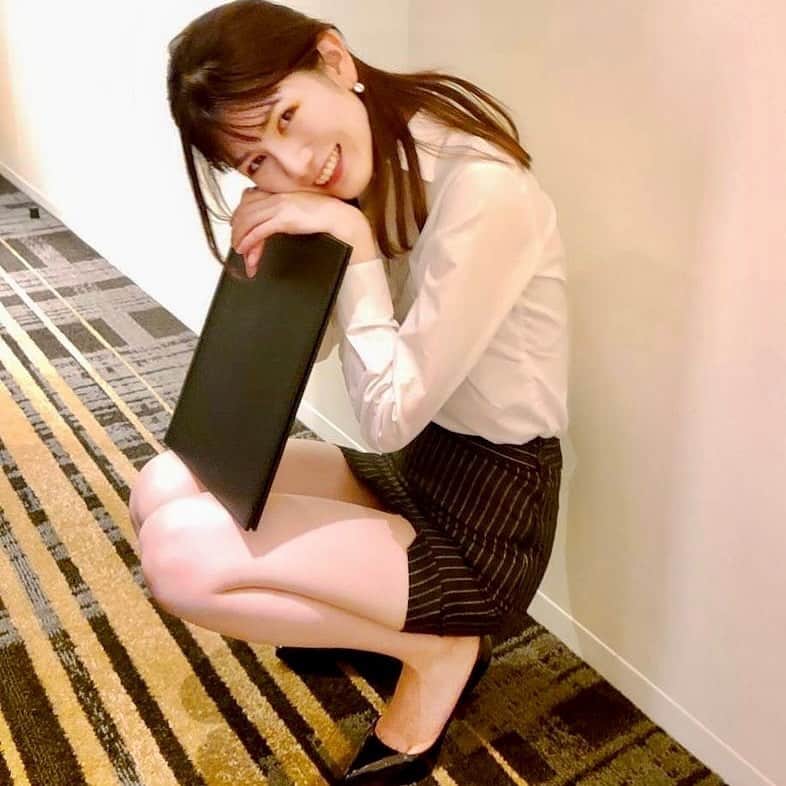 のインスタグラム：「🫣 GW満喫してますか♡？  ストーリー上では、皆んなおでかけしてるから いいな〜って羨ましく見てる🤭💕  私もダイエット順調にすすんでるから 美味しいご飯でも食べに行こうかな🫠👋  皆さんいかがお過ごし？  .  #梅田#難波#心斎橋#大阪ミナミ#ミニスカ#ミニスカート#先生#教師 #女教師#ol#タイトスカート#キャリアウーマン#careerwoman #セクシーガール #セクシーポーズ #modelstyle#asiangirls #asianbeauty #asianmodel #講師#モデル撮影#撮影モデル#被写体モデル#モデル募集#モデルになりたい#カメラマン募集#被写体になります #モデルさんと繋がりたい #modelsearch #legslegslegs」