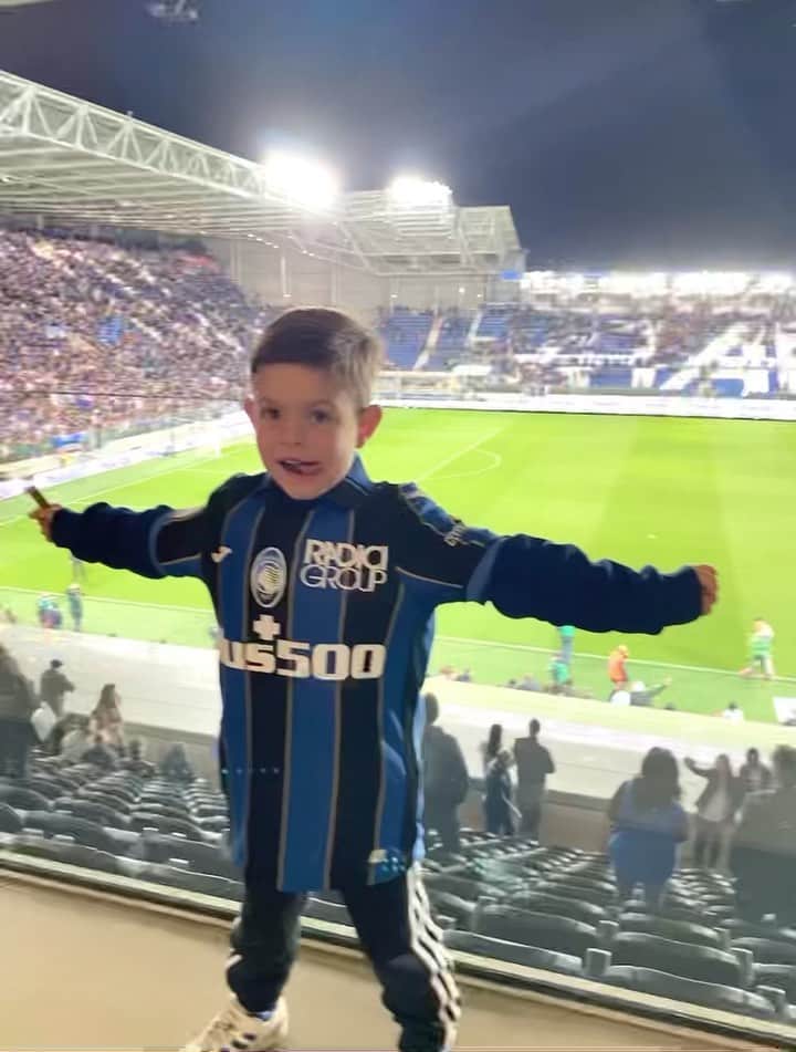ダヴィデ・ブリーヴィオのインスタグラム：「Super felice💙🖤」