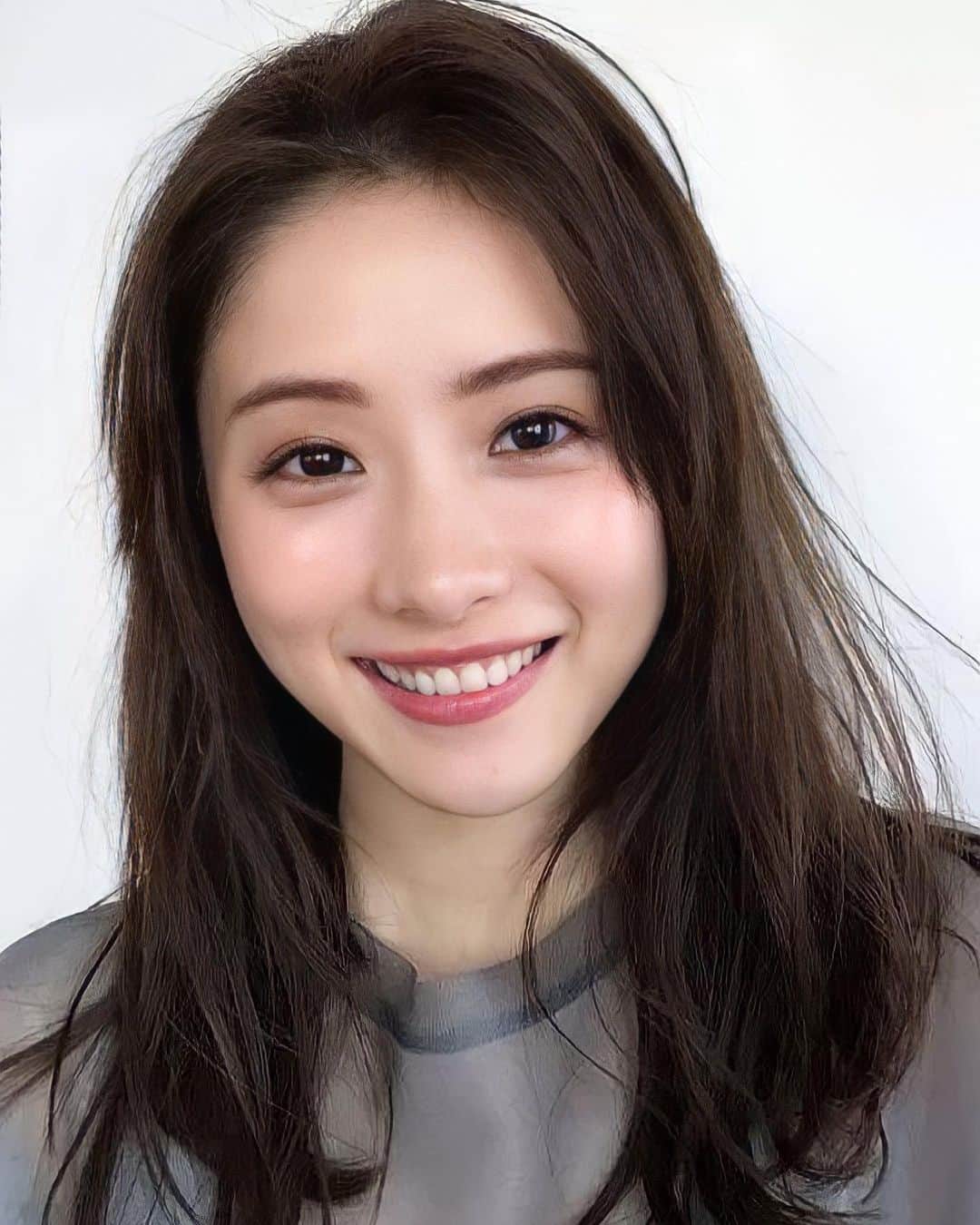 石原さとみ　ファンアカウントさんのインスタグラム写真 - (石原さとみ　ファンアカウントInstagram)「すごく綺麗で素敵ですね！ #石原さとみ さん #雑誌 #オフショット #前髪なし #ロング #笑顔 #可愛い」5月3日 11時34分 - ishihara_satomi719