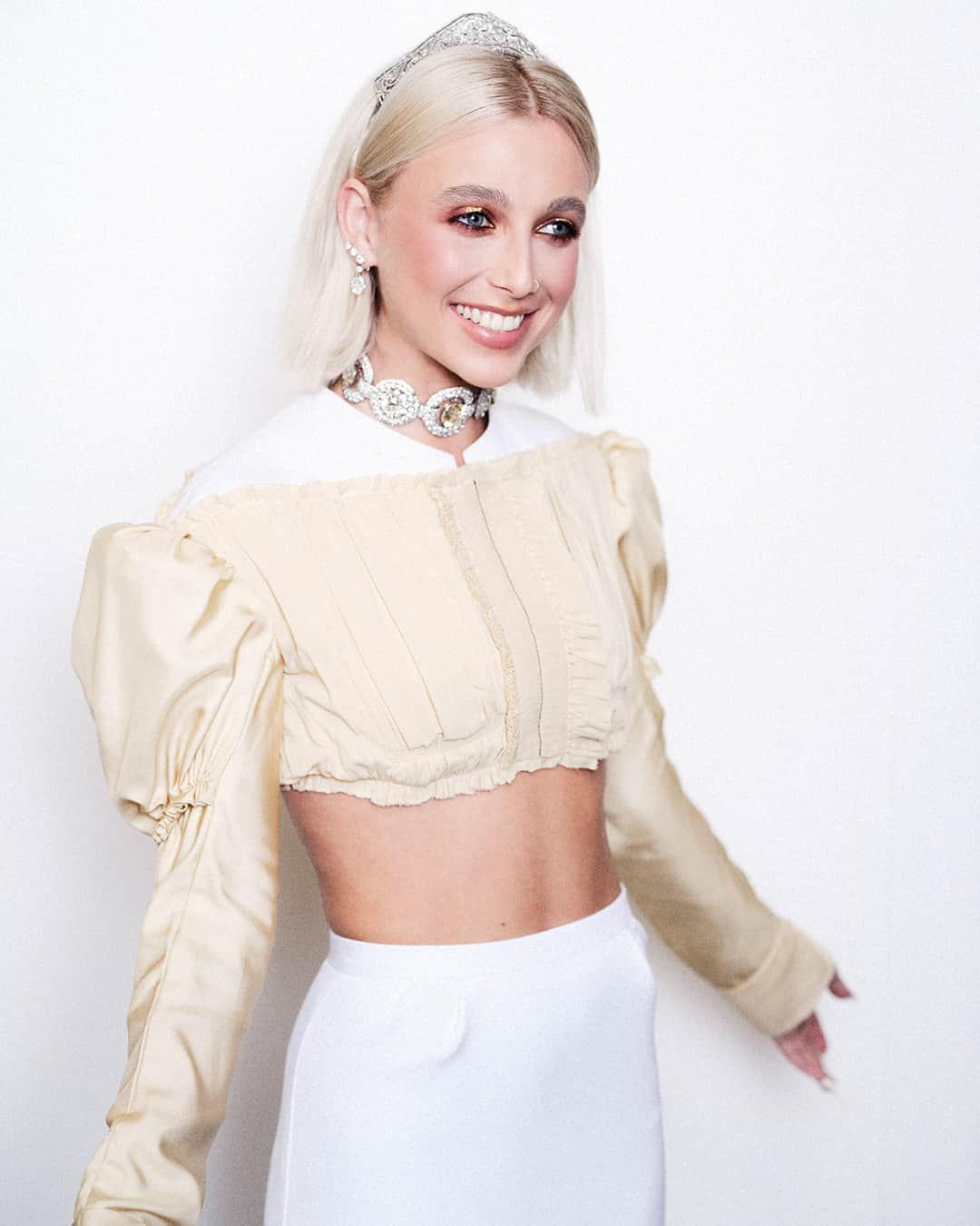 ルイ・ヴィトンさんのインスタグラム写真 - (ルイ・ヴィトンInstagram)「A commitment to circular creativity. #EmmaChamberlain and #RenateReinsve in #LouisVuitton archival looks at the #MetGala. Giving it a second life, Emma Chamberlain wears a beige crop top from @NicolasGhesquiere’s Fall-Winter 2018 Collection.  #MetGala2022」5月3日 13時00分 - louisvuitton