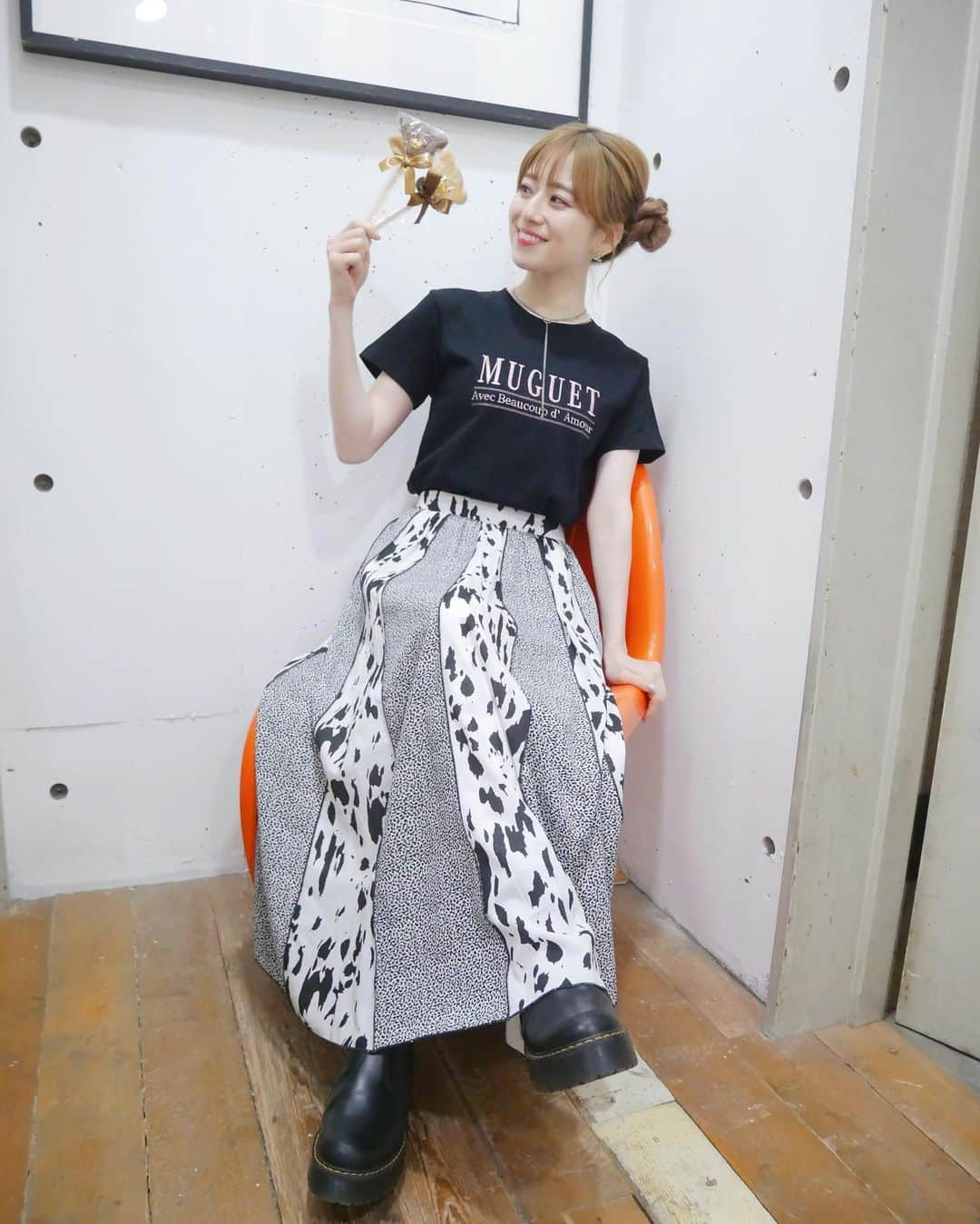 黒坂優香子さんのインスタグラム写真 - (黒坂優香子Instagram)「🧸  @jour.de.muguet   ☑︎muguet embroidery T shirt (Black/ivory/white)  ☑︎mix pattern flare skirt  👢 @drmartens_japan   📸4枚目はivory。 カラー表記はアイボリーだけど、淡いクリームイエローです！(刺繍はパープル♡ とっても可愛いよ！)  どの写真もレディースのSサイズ着用してます。  Tシャツの受注オーダー期間は5日まで！！ @jour.de.muguet のウェブサイトからオーダー出来ます✨  #jourdemuguet #ジュールドミュゲ #muguetday #fashion #ootd #ゆかこーで」5月3日 13時17分 - yukakokurosaka0606