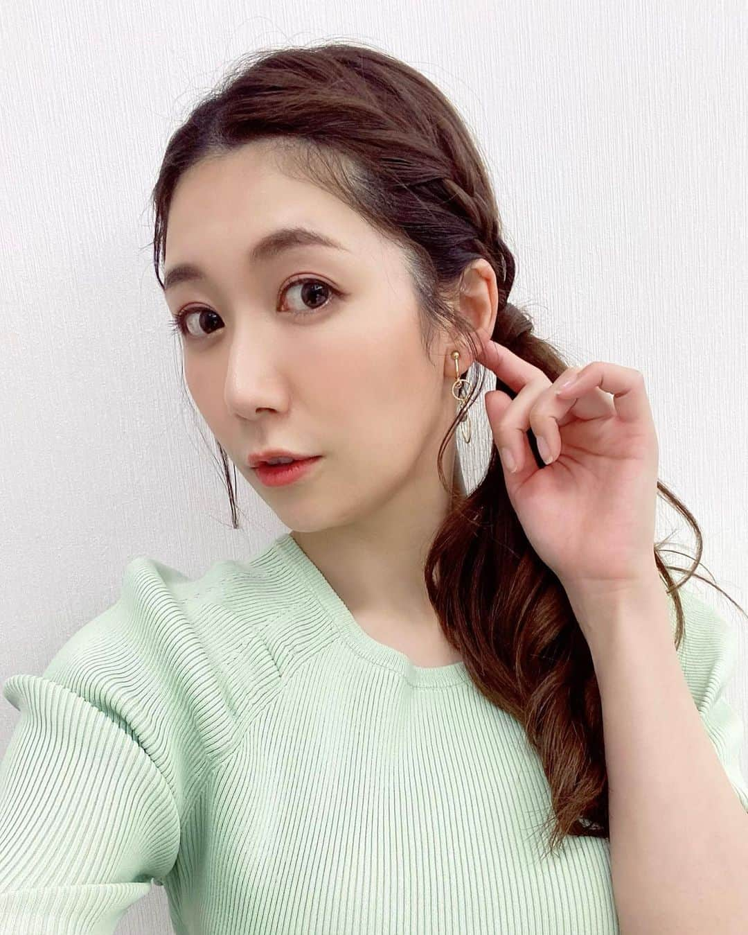 穂川果音さんのインスタグラム写真 - (穂川果音Instagram)「hair style  サイドアップだよ✨  earring→ @riele.acc  #ヘアスタイル　#ヘアアレンジ　#hairstyle #hairarrange #サイド寄せ　#大人めアレンジ　#アベプラ　#abema #サイドアップ　#イヤリング　#earrings」5月3日 13時23分 - hokawakanonn