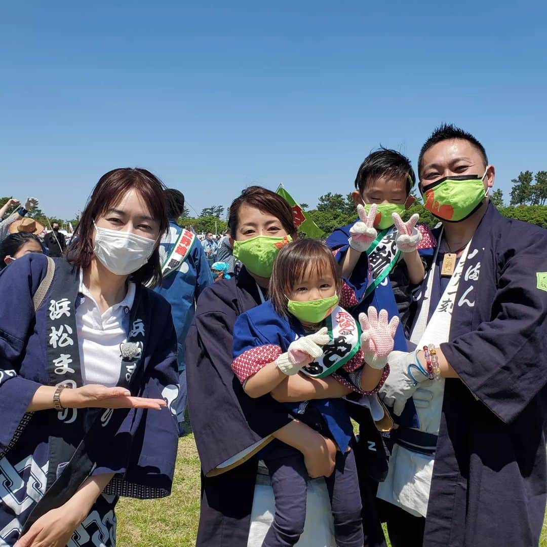 徳増ないるのインスタグラム：「地域の皆で初子の成長を願い 凧をあげてお祝いする 「浜松まつり」。 3年ぶりに観客を入れての開催です。  初日の様子を取材🎤 町ごとの、色とりどりの凧が 空高く舞い上がり、見事でした！  可愛いお子さん2人の初凧をあげた 八幡町の近藤さん一家と。 今日のnews every.しずおかで お伝えします。」