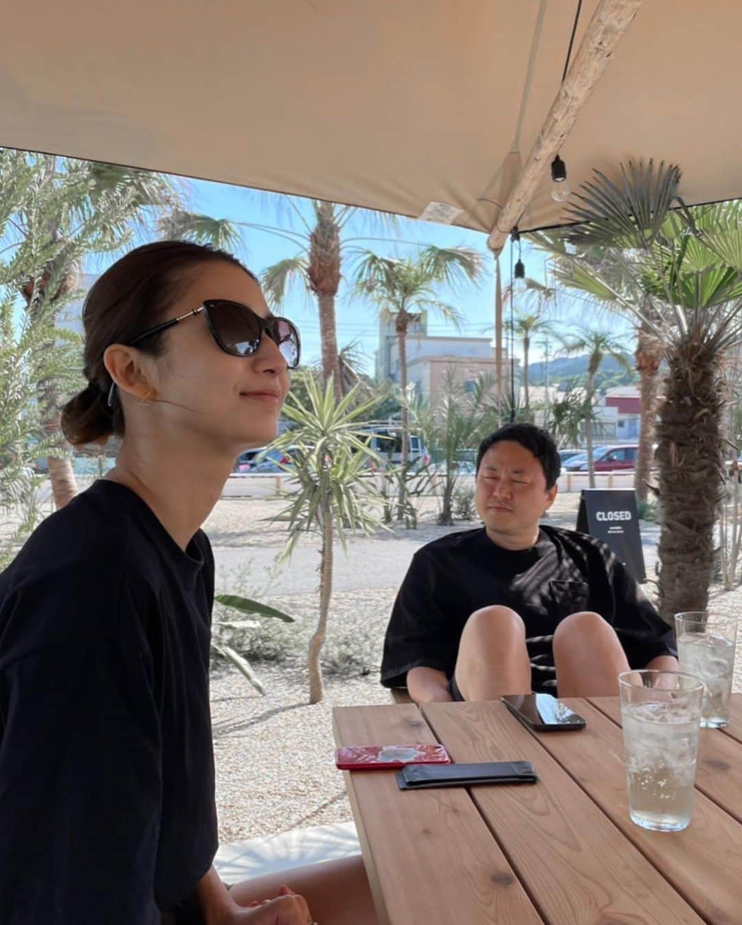 高橋美咲さんのインスタグラム写真 - (高橋美咲Instagram)「. 満喫中の嫁と お疲れ気味の夫の画📸  @ldk_aoshima オープンおめでとう。 お疲れ様ね😌✨  帰ったらたっぷり休ませてあげる！  ………多分ね……多分。😏😏😏😏😏笑 . . #aoshima #aoshimabeachvillage #notahotel」5月3日 14時00分 - misaki_saunner_