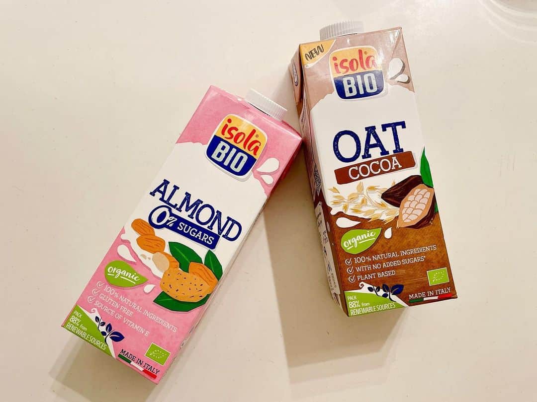 芝彰子さんのインスタグラム写真 - (芝彰子Instagram)「うちのmilk🥛 .  牛乳が私はダメなので 基本、アーモンドミルクかオーツミルク、 ココナッツミルク。  @bio_c_bon_japon には 植物性ミルクの種類が豊富で嬉しくて いつも色々買っているのだけど 最近はこの２つが安定的にスタメン🌟  アーモンドミルクは重いものもあるけど これは結構軽めでスムージーやプロテイン、 無糖でお料理にも使いやすくて◎  オーツのココアは温めると ホットココアみたいで冬はよく飲んでました☺︎ メープルやはちみつ、ココナッツシュガーで 好みに甘みをつけてました♡  . #わたしの勝手におすすめ #うちの常備品 #植物性ミルク#ビオセボン #ビオセボン好き #plantbasedfood #plantmilk #biocbon」5月3日 14時17分 - akiaki1221
