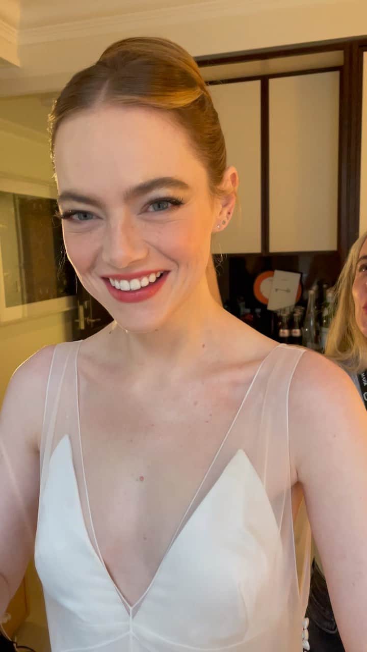 マラ・ロザックのインスタグラム：「🤍I adore this woman more then words. @rachelgoodwinmakeup @petraflannery you two are my dream collaborators. So lucky to be doing this with you for the last 15 years. I love you! #metgala #emmastone 🤍 @t3micro」