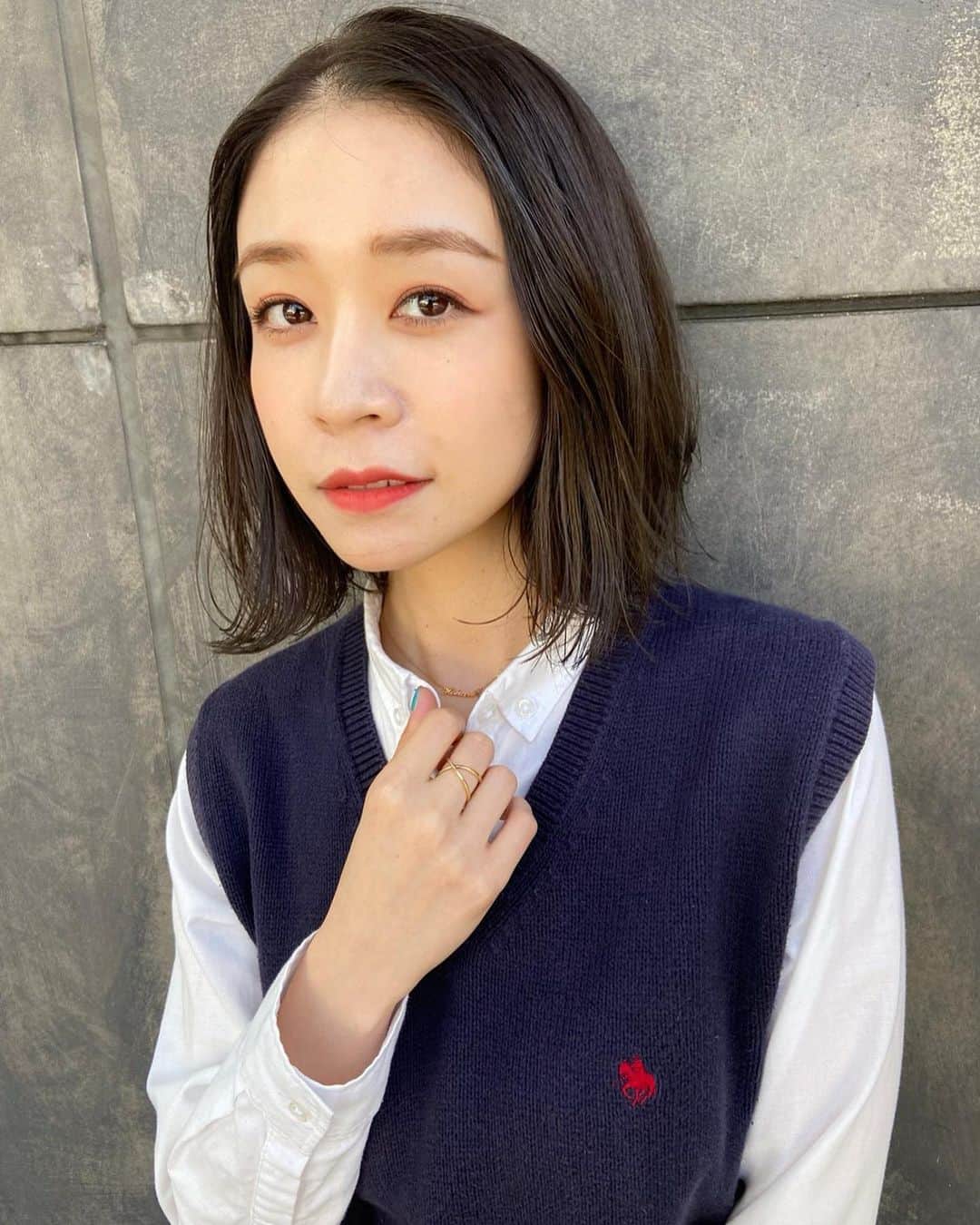 帆春のインスタグラム：「. みんなのGWの予定は？  #hairstyle #hair #切りっぱなしボブ #ボブ  #黒髪 #オリーブベージュ #color #カラー #tokyo #東京 #美容院 #原宿 #表参道   #polo #ralphlauren #ラルフローレン #ベスト #白シャツ #ユニクロ #UNIQLO #カーゴパンツ #zara #stellamccartney   今回の髪は@shogo__mey さん！ いつもありがとうございます🙇🏻‍♀️✨」