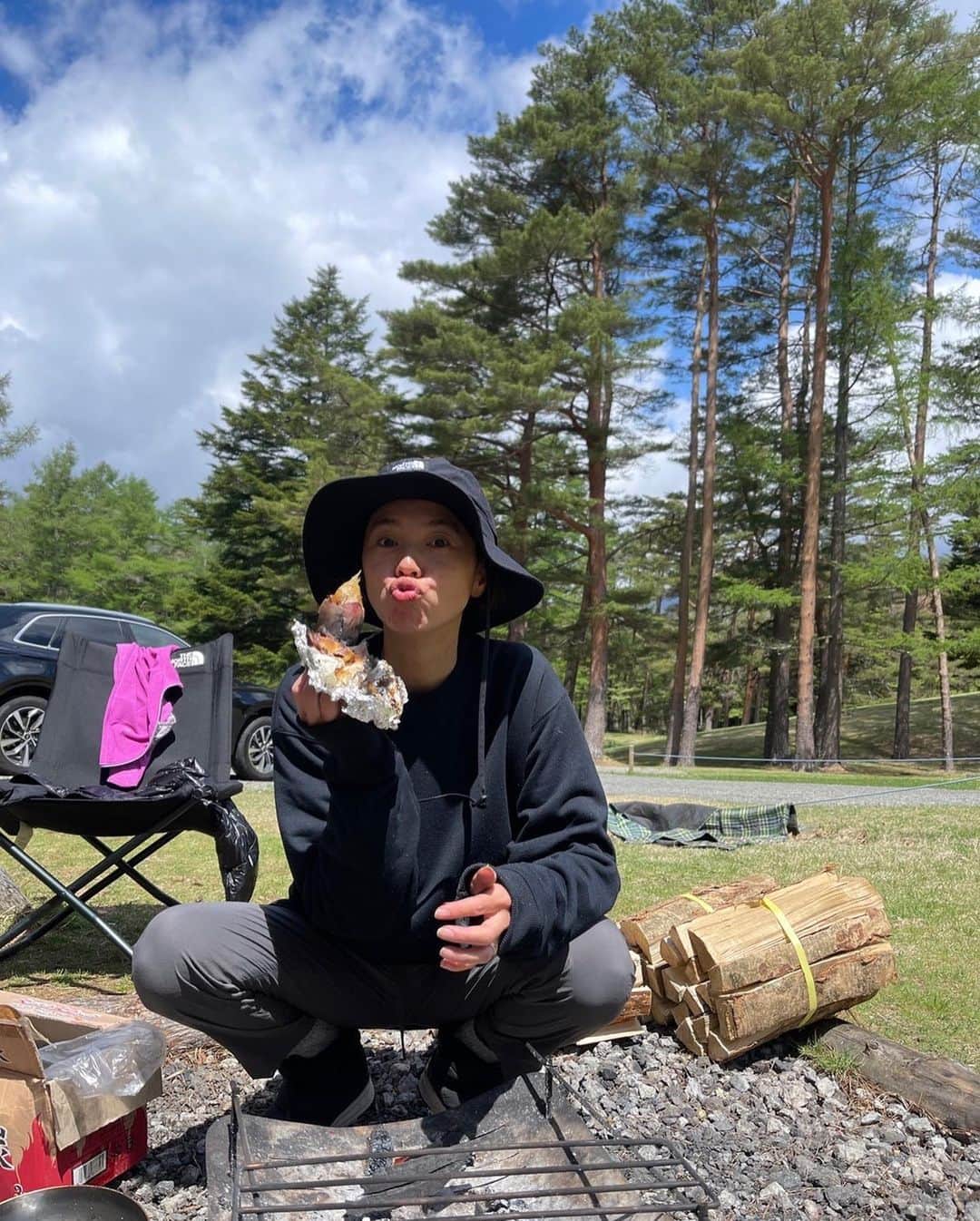 のインスタグラム：「GW前半はキャンプへ⛺️  雨も降ったけけど、どんより気分の大人をよそに子供達はレインコートを着て雨も楽しんでました😂 子供達のなんでも楽しんでしまう姿は本当に尊敬🤲  パパ達がピザ窯でピザ焼いてくれたり、楽しいGW前半でした❣️  さて後半も思いっきり遊ぶぞー😆  皆様はどんなGWをお過ごしですか？？」