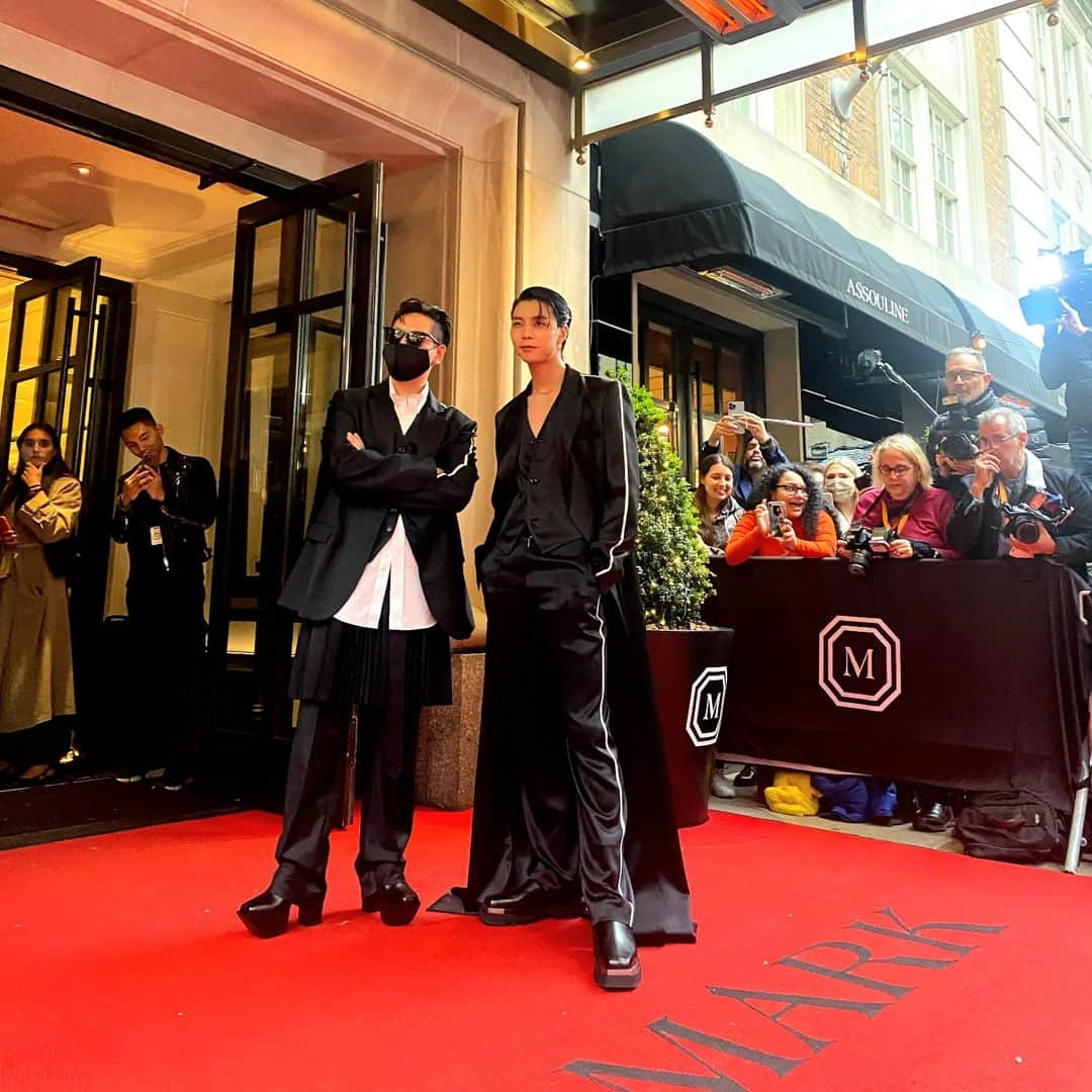 NCTさんのインスタグラム写真 - (NCTInstagram)「🕶🖤  #MetGala #metgala2022  #JOHNNY #쟈니 #NCT #NCT127」5月3日 14時45分 - nct