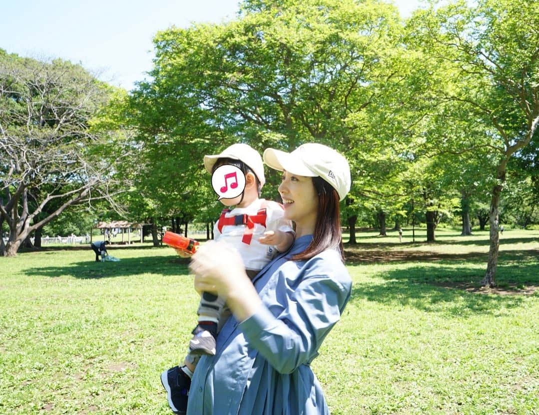 川田裕美のインスタグラム：「晴れると本当に気持ちいいですね！公園でバドミントンに挑戦🎵 息子はしっかり羽根を見ていました！ママみたいにならないように！上手くなってね！🤣✨  #gw #公園遊び」