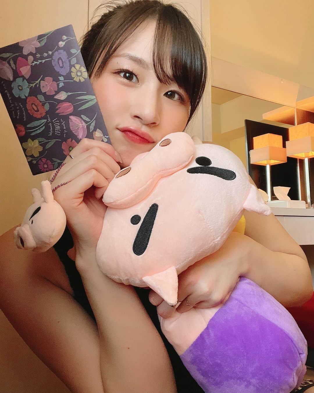 のインスタグラム：「. . お手紙をもらうってほんとに1番嬉しい✨ 最近ファンの方からいただくことも多く、 スマホな時代にわざわざ筆をとって 気持ちを文字にして伝えてくれるのは 形にも残るし大切にしてます☺️💓  ありがとー！✨ . .」