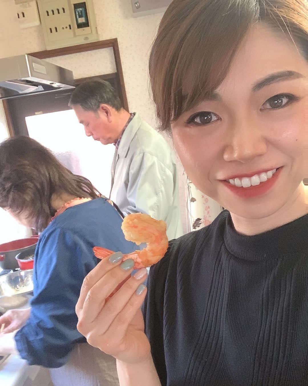 小林アナさんのインスタグラム写真 - (小林アナInstagram)「父が揚げてる天ぷらを 横からつまみ食い🍤🍤🍤🍤🍤✨ 大好きなエビちゃん😍😍😍  #実家飯」5月3日 17時03分 - genkobiribiri