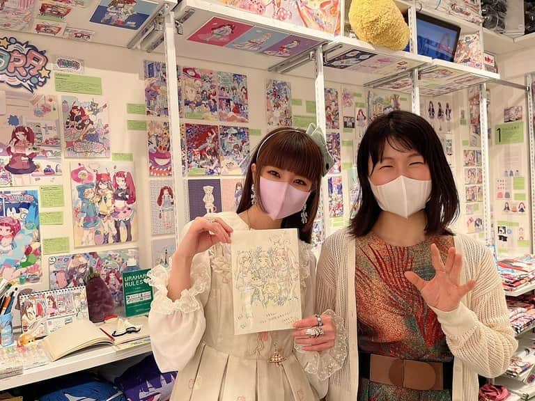 春奈るなのインスタグラム：「今日はアニメ"URAHARA"がご縁で仲良くしていただいてるたなか麦ちゃんの展示会、 #PARKのキャラクター展 に行ってきたよ🍆 麦ちゃんのイラストと着眼点が大好きで、まじまじと見れば見るほどいろんな発見があってほんとに楽しい😳 キャラクターと作品に対する拘りと愛が目一杯詰め込まれた展示会でした💜  そしてなんと麦ちゃんがるな氏のデビュー10周年のお祝いイラストを描いてくれました😭🎉✨ りと、まり、ことこ、そして真ん中にBLUE ROSEのお衣装を着たるな氏がいて感激😭💙 本当にありがとう✨  可愛いグッズもたくさんあったよ☺️💜 りとのアクキーが奇跡的にラス1で残ってたのでお迎えした💜 受注もあるそうなので是非っっ🥳 キラキラで可愛いよ😳✨ ちなみに展示会は今月7日まで開催しているそうです🍆✨  #たなか麦 ちゃん」