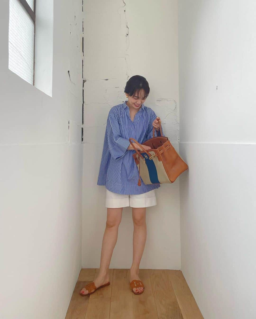 春名亜美さんのインスタグラム写真 - (春名亜美Instagram)「💙🤍🧡  #シャツ @newans.official  #pants @therow  #bag @hermes  #shoes @hermes  ・ ・ ・ #ママコーディネート #ママコーデ  #hermes #newans #hermesbirkin #therow #maisontherow」5月3日 17時25分 - amiharunaami