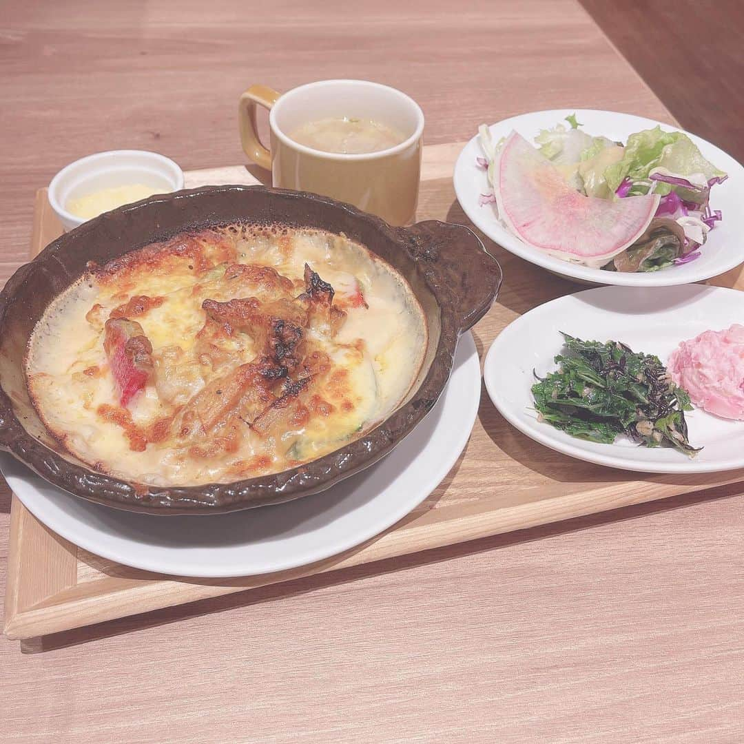 戸奈あゆみさんのインスタグラム写真 - (戸奈あゆみInstagram)「美味しかったランチの写真と共に、最近の思いを少し…  今回の投稿からコメント機能をオフにさせて頂きました🙇🏻‍♀ アンチコメント等の色々なものが、やっぱりSNSを続けていると来てしまうものなのですね。笑 SNSを全部辞めることも考えたのですが、それよりはコメントオフにして少しでも発信できた方が良いのかなとも思い、そのようにさせていただきました☺️  いつも温かいコメントくれていた方、本当にありがとう💕 嬉しかったです❣️ 私は自分で思っていたよりもずっと心が弱くて。そして強がりで。 今までSNSを通して、案外傷ついていたんだな、強がっていたんだなって、芸能界を辞めてから気づきました😳  ご縁があってモデル活動をさせて頂くことは今後もあるかもだけど、それは私が主役だと思っていないからこそ(そして、私はどうしてもお洋服が好きで、色々着てみたいなと思ってしまうから🥺)やろうかなって思えてます🍬  3月に辞める時は、「今後もInstagramで活動します！」みたいに言っていたのに、何も言わずにコメント返信を辞めたり、コメント機能をオフにするのは、嘘をついているみたいで嫌なので。。。 あえて、きちんと文章化して投稿してみました🐣  今後もゆるゆるInstagramは更新していこうとは思ってます〜 ではでは🍀  #lunch #cheese」5月3日 17時28分 - ayumi_tona