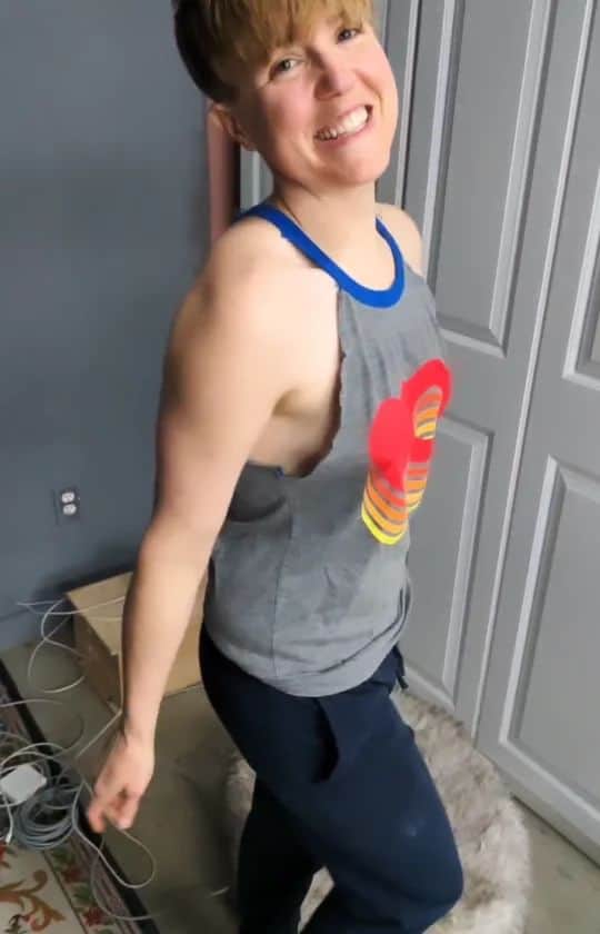 ハナー・ハートのインスタグラム：「I cut the sleeves off a raglan because I thought it would make me look really Butch & Cool but instead... 🤦‍♂️ #shesalady #genderrevealparty #genderfluid」