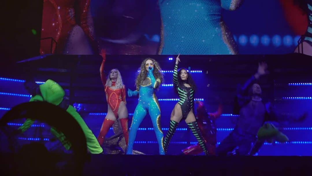 リトル・ミックスのインスタグラム：「Liverpool #tourdiary ✨ We can confirm that Perrie’s lashes made it through the night 🤣  📸 @callumshots」