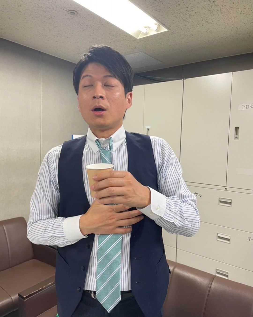 フジテレビアナウンサーさんのインスタグラム写真 - (フジテレビアナウンサーInstagram)「. 倉田大誠です  めざまし8  スタジオ終わりの至福の時間 どんなに失敗してもコーヒー様が 痛んだ心を癒やしてくれます  #フジテレビアナウンサー #倉田大誠 #8ッピー」5月4日 4時05分 - fujitv_announcer