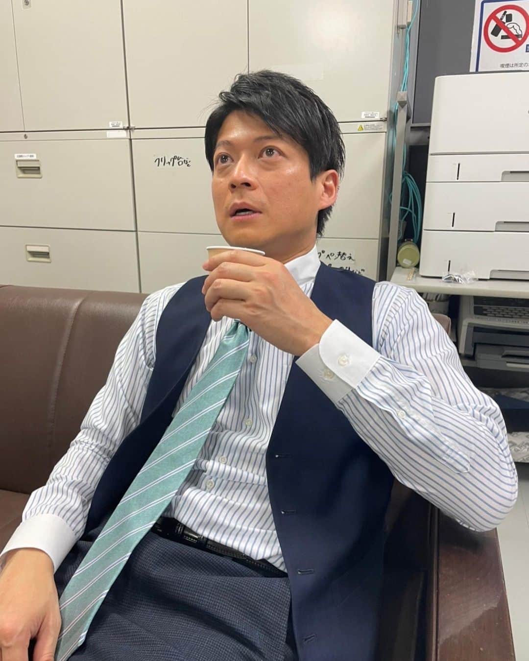 フジテレビアナウンサーのインスタグラム：「. 倉田大誠です  めざまし8  スタジオ終わりの至福の時間 どんなに失敗してもコーヒー様が 痛んだ心を癒やしてくれます  #フジテレビアナウンサー #倉田大誠 #8ッピー」